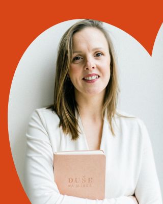 Někdy potřebujeme jen kousek klidu. Místo, kam si můžeme odložit myšlenky, pocity a sny — i otázky, na které ještě nemáme...