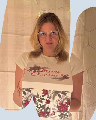 Vánoční KPZ: Dárky nejsou jen o lásce. Někdy bývají o moci. 🎁💣 Pojďme si to přiznat. Někdy dáváme dárky, abychom si...